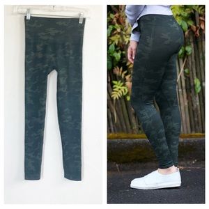 Spanx Look At Me Now Seamless Camo Leggings Small Green
